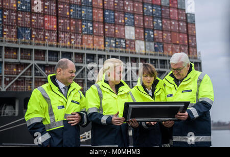 Amburgo, Germania. 23 gen 2018. Amburgo il sindaco di Olaf Scholz (il Partito socialdemocratico (SPD), L-R), Angela Titzrath, CEO di Hamburger Hafen und Logistik AG (HHLA), Presidente tedesco Frank-Walter Steinmeier e sua moglie Elke Buedenbender, guardando l'immagine data a Steinmeier nella parte anteriore del contenitore di una nave presso il terminal Altenwerder della HHLA di Amburgo, Germania, 23 gennaio 2018. Credito: Axel Heimken/dpa/Alamy Live News Foto Stock