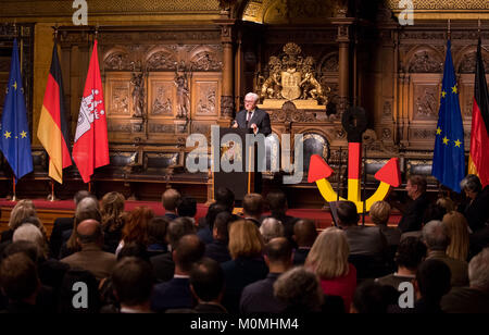 Amburgo, Germania. 23 gen 2018. Il Presidente tedesco Frank-Walter Steinmeier parlando sul palco durante la quarantaquattresima cerimonia di naturalizzazione nella grande sala del municipio di Amburgo, Germania, 23 gennaio 2018. Circa un centinaio di persone hanno celebrato la loro festa di naturalizzazione durante la cerimonia di premiazione in municipio. Credito: Christian Charisius/dpa/Alamy Live News Foto Stock