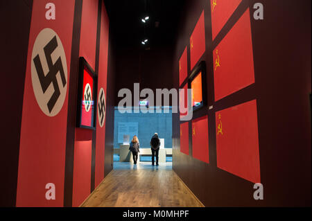 Gdansk, Polonia. 23 gen 2018. I visitatori di uscita presentano una camera con quella nazista e quella sovietica bandiere del mondo guerra museo 2.La prima guerra mondiale 2 museo nella città polacca di Danzica è stato inaugurato il 27 marzo 2017. Credito: Omar Marques/SOPA/ZUMA filo/Alamy Live News Foto Stock