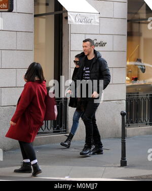 Milano, 23 gen 2018.Ivan Perisic e moglie Josipa nel centro Ivan Perisic, il riscontro dell'Inter e della nazionale di Croazia, arriva nel centro di fare un po' di shopping. Credit: Indipendente Photo Agency Srl/Alamy Live News Foto Stock