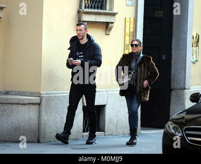 Milano, 23 gen 2018.Ivan Perisic e moglie Josipa nel centro Ivan Perisic, il riscontro dell'Inter e della nazionale di Croazia, arriva nel centro di fare un po' di shopping. Credit: Indipendente Photo Agency Srl/Alamy Live News Foto Stock