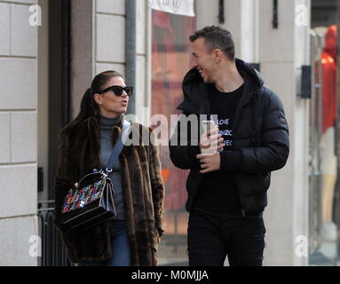 Milano, 23 gen 2018.Ivan Perisic e moglie Josipa nel centro Ivan Perisic, il riscontro dell'Inter e della nazionale di Croazia, arriva nel centro di fare un po' di shopping. Credit: Indipendente Photo Agency Srl/Alamy Live News Foto Stock