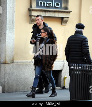 Milano, 23 gen 2018.Ivan Perisic e moglie Josipa nel centro Ivan Perisic, il riscontro dell'Inter e della nazionale di Croazia, arriva nel centro di fare un po' di shopping. Credit: Indipendente Photo Agency Srl/Alamy Live News Foto Stock