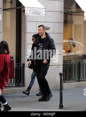 Milano, 23 gen 2018.Ivan Perisic e moglie Josipa nel centro Ivan Perisic, il riscontro dell'Inter e della nazionale di Croazia, arriva nel centro di fare un po' di shopping. Credit: Indipendente Photo Agency Srl/Alamy Live News Foto Stock