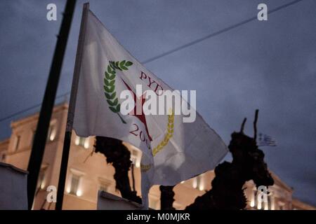 Atene, Grecia. 23 gen 2018. Unione democratica bandiera di partito visto durante la dimostrazione.curdi marzo all'ambasciata turca che protestavano per il bombardamento della controllata curda città di Afrin in Siria da forze turche. Credito: Giorgos Zachos/SOPA/ZUMA filo/Alamy Live News Foto Stock