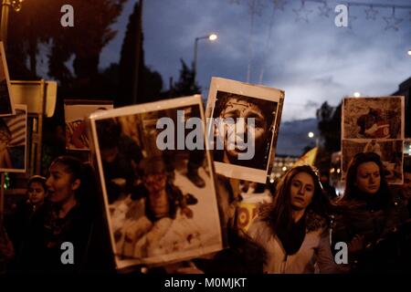 Atene, Grecia. 23 gen 2018. Manifestanti hanno visto la visualizzazione di etichette durante la dimostrazione.curdi marzo all'ambasciata turca che protestavano per il bombardamento della controllata curda città di Afrin in Siria da forze turche. Credito: Giorgos Zachos/SOPA/ZUMA filo/Alamy Live News Foto Stock