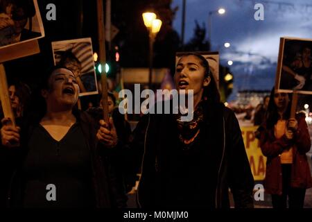 Atene, Grecia. 23 gen 2018. Manifestanti curdi gridare slogan durante la protesta.curdi marzo all'ambasciata turca che protestavano per il bombardamento della controllata curda città di Afrin in Siria da forze turco Credito: Giorgos Zachos/SOPA/ZUMA filo/Alamy Live News Foto Stock