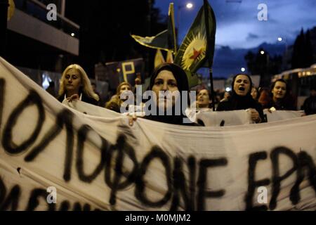 Atene, Grecia. 23 gen 2018. I manifestanti visto che porta un grande striscione durante la dimostrazione.curdi marzo all'ambasciata turca che protestavano per il bombardamento della controllata curda città di Afrin in Siria da forze turco Credito: Giorgos Zachos/SOPA/ZUMA filo/Alamy Live News Foto Stock