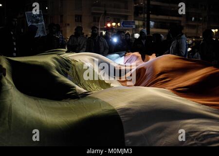 Atene, Grecia. 23 gen 2018. Protester visto che porta una grande bandiera curda durante la dimostrazione.curdi protesta al di fuori dell'Ambasciata turca per il bombardamento della controllata curda città di Afrin in Siria da forze turche. Credito: Giorgos Zachos/SOPA/ZUMA filo/Alamy Live News Foto Stock