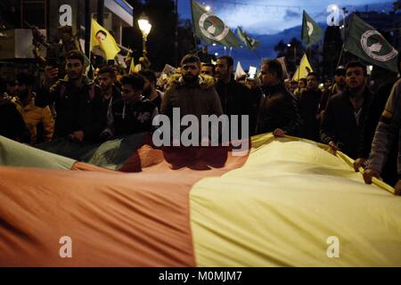 Atene, Grecia. 23 gen 2018. Protester visto che porta una grande bandiera curda durante la dimostrazione.curdi marzo all'ambasciata turca che protestavano per il bombardamento della controllata curda città di Afrin in Siria da forze turche. Credito: Giorgos Zachos/SOPA/ZUMA filo/Alamy Live News Foto Stock