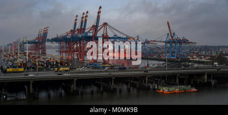 Amburgo, Germania. 23 gen 2018. Un contenitore di merci dalla Hamburg Sued shipping company giacente dal contenitore gru a ponte del Burchardkai dall'autostrada A7 ad Amburgo, Germania, 23 gennaio 2018. Credito: Axel Heimken/dpa/Alamy Live News Foto Stock