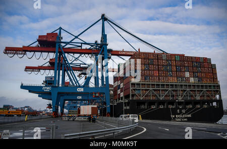 Amburgo, Germania. 23 gen 2018. Il trasporto container "YM sano' del Yang Ming shipping company giacente dal contenitore gru a ponte dell'Amburgo Hafen und Logistik AG (HHLA) ad Amburgo, Germania, 23 gennaio 2018. Credito: Axel Heimken/dpa/Alamy Live News Foto Stock