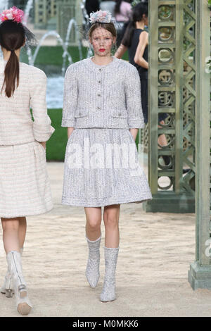 Parigi/Francia - 23 Gennaio 2018: un modello passeggiate la pista al Chanel visualizza durante la Parigi Haute Couture Fashion Week S/S 2018 su gennaio 23, 2018 a Parigi, Francia. Credito: Antonio de Moraes Barros Filho/Alamy Live News Foto Stock