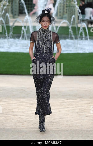 Parigi/Francia - 23 Gennaio 2018: un modello passeggiate la pista al Chanel visualizza durante la Parigi Haute Couture Fashion Week S/S 2018 su gennaio 23, 2018 a Parigi, Francia. Credito: Antonio de Moraes Barros Filho/Alamy Live News Foto Stock