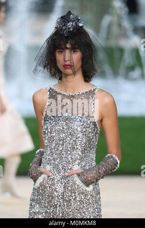 Parigi/Francia - 23 Gennaio 2018: un modello passeggiate la pista al Chanel visualizza durante la Parigi Haute Couture Fashion Week S/S 2018 su gennaio 23, 2018 a Parigi, Francia. Credito: Antonio de Moraes Barros Filho/Alamy Live News Foto Stock