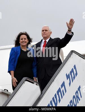 Tel Aviv, Israele. 23 gen 2018. Stati Uniti Vice Presidente Mike Pence, destro e la moglie Karen Pence, Wave addio come essi bordo Air Force due all'aeroporto Ben Gurion a seguito di una visita di due giorni in Israele Gennaio 23, 2018 a Tel Aviv, Israele. Credito: Planetpix/Alamy Live News Foto Stock