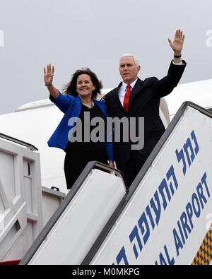 Tel Aviv, Israele. 23 gen 2018. Stati Uniti Vice Presidente Mike Pence, destro e la moglie Karen Pence, Wave addio come essi bordo Air Force due all'aeroporto Ben Gurion a seguito di una visita di due giorni in Israele Gennaio 23, 2018 a Tel Aviv, Israele. Credito: Planetpix/Alamy Live News Foto Stock