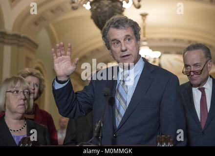 Washington, Distretto di Columbia, Stati Uniti d'America. 23 gen 2018. Stati Uniti il senatore Sherrod Brown (Democratico di Ohio) rende il commento seguente il Partito Democratico politica a pranzo il Campidoglio di Washington DC su Martedì, 23 gennaio 2018.Credit: Ron Sachs/CNP Credito: Ron Sachs/CNP/ZUMA filo/Alamy Live News Foto Stock