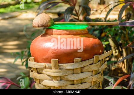 Foto di acqua potabile vaso sul ripiano di bambù, Myanmar cultura Foto Stock