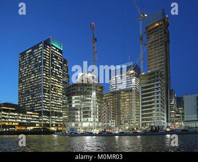 Vista del tramonto della costruzione di nuove torri residenziali in London Canary Wharf district. Mostra un parco auto sviluppo nel centro. Foto Stock