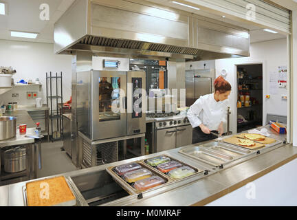 Un assistente di catering prepara pranzi scuola in una nuova Londra scuola primaria, UK. Foto Stock