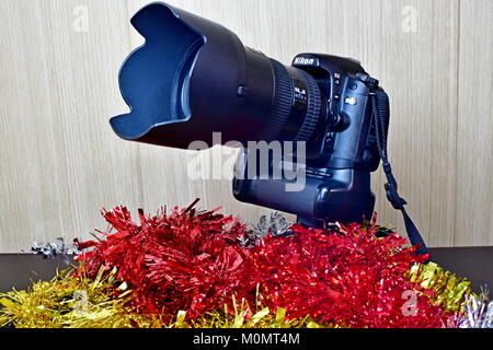 DSLR Nikon D80 e battery pack e lenti sul display e le decorazioni di Natale come ben Foto Stock