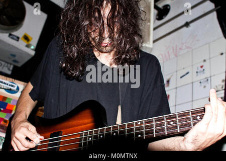 La American indie rock band DIIV esegue un concerto dal vivo a Bakken, a Copenaghen. Qui il gruppo il bassista e musicista Devin Ruben Perez è raffigurato dal vivo sul palco. Danimarca 30/08 2012. Foto Stock