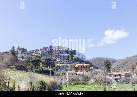 Veduta del borgo di Castel di Tora in provincia di Rieti, Lazio, Italia. Febbraio 26, 2017 Foto Stock