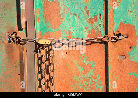 Blocco sul metallo arrugginito porta Foto Stock