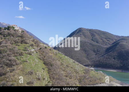 Vista del lago Turano dal villaggio di Castel di Tora. Lazio, Italia. Febbraio 26, 2017 Foto Stock