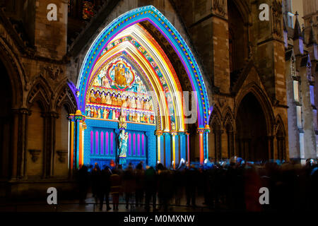 Londra Lumiere 2018 un festival di arte illuminato installazioni mostrate qui su Westminster Abbey sono colorate patterns proiettati di luce Foto Stock