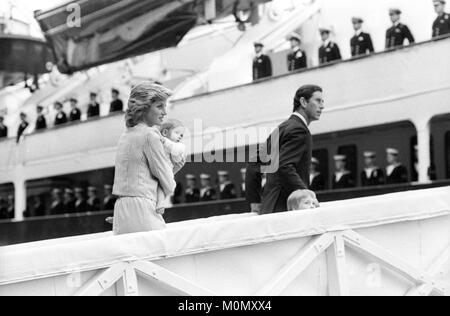 Il principe Charles detiene il principe William la mano mentre la principessa di Galles porta principe Harry fino la passerella a bordo del Royal Yacht Britannia a Southampton. Foto Stock