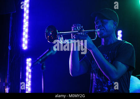 La American brass ensemble Hypnotic Brass Ensemble esegue un concerto dal vivo a Pumpehuset in Copenhagen. Danimarca, 23/11 2016. Foto Stock