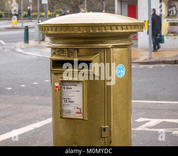 La posta reale dipinta d'oro celebra la vittoria della medaglia d'oro olimpica di Sir Chris Hoy 2012, South St Andrew Street, Edimburgo, Scozia, Regno Unito Foto Stock