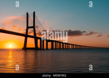 Dal ponte Vasco da Gama di sunrise, Lisbona, Portogallo Foto Stock