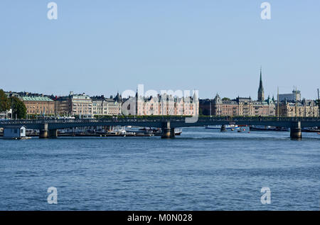 Skyline di Stoccolma: Riksbron Bridge, Lilla Vartan strait e casa edifici, Svezia Foto Stock