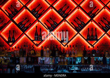 Interior shot di bevande alcoliche bar in un night club. Foto Stock