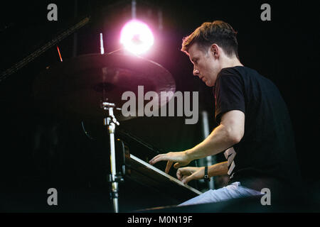 Il Polacco folk band Kwadrofonik esegue un concerto dal vivo con il poeta polacco Adam Strug alla musica polacca festival Off Festival 2015 a Katowice. Polonia, 07/08 2015. Foto Stock