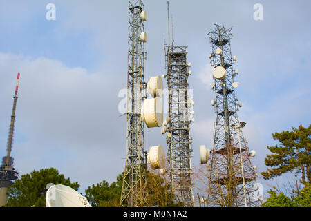 G-smart telefono cellulare, radio, rete, antenna della stazione di base sul montante di telecomunicazione Foto Stock