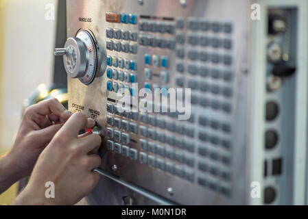 Console per il comando di una macchina industriale Foto Stock