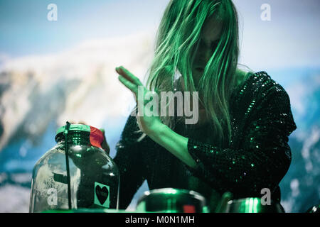 Il Danish-Finnish gruppo musicale Liima esegue un concerto dal vivo presso la musica danese e vetrina festival Festival Spot 2016. Qui il percussionista finlandese Tatu Rönkö è visto dal vivo sul palco. Danimarca, 29/04 2016. Foto Stock