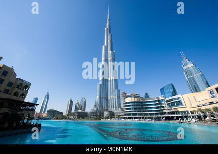 DUBAI, Emirati Arabi Uniti - 02 GEN 2018: Burj Khalifa nel centro di Dubai è il più alto edificio nel mondo con 828 metri di alta. Foto Stock