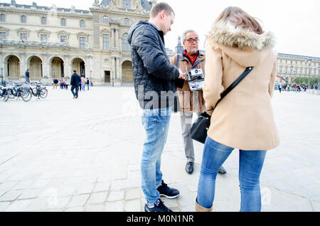 Parigi, Francia. Fotografo con una fotocamera Polaroid di prendere i turisti' foto Foto Stock