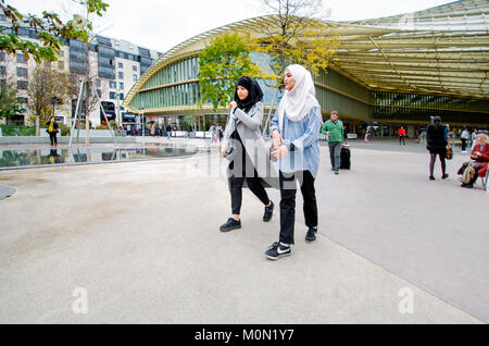 Parigi, Francia. A giovani donne musulmane con il velo / Hijabs nel Forum des Halles Foto Stock