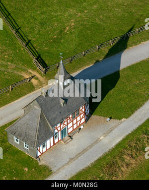 Kleines Dorfkirchlein, Fachwerkhäuser im Lippischen Freilichtmuseum Detmold, LWL-museo di Detmold, Landschaftsverband Westfalen-Lippe, Luftbildaufnahme Foto Stock