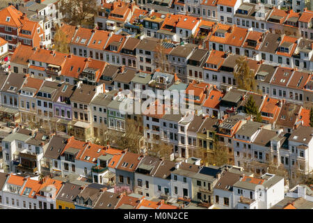 Fila di case nel quartiere Findorff, tenements, appartamenti, tetti di tegole rosse, attici vista aerea, fotografie aeree di Bremen, Bremen, Germania, Eur Foto Stock