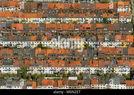 Fila di case nel quartiere Findorff, tenements, appartamenti, tetti di tegole rosse, attici vista aerea, fotografie aeree di Bremen, Bremen, Germania, Eur Foto Stock