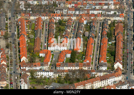 Fila di case nel quartiere Findorff, tenements, appartamenti, tetti di tegole rosse, attici vista aerea, fotografie aeree di Bremen, Bremen, Germania, Eur Foto Stock