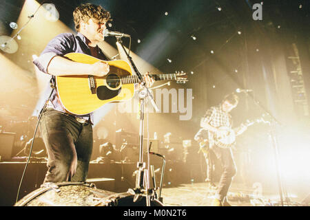 English folk rock e indie rock band Mumford & Sons esegue un concerto dal vivo a Falconer Salen a Copenaghen. La band è qui guidata da multi-strumentista e cantante Marcus Mumford. Danimarca 08/04 2013 Foto Stock