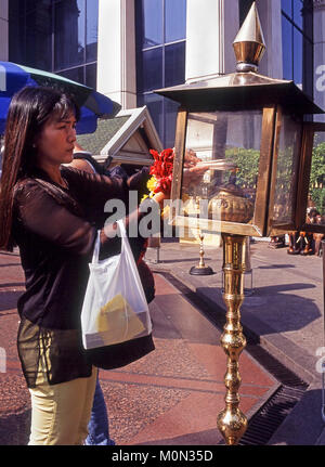 Donna Thai ad offrire incenso al Santuario Erewan, Bangkok, Thailandia Foto Stock